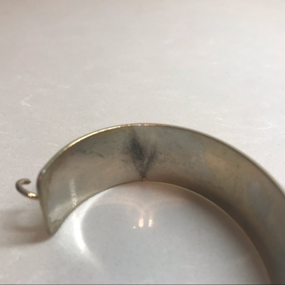 Gold toned bracelet - Picture 6 of 7